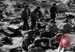 Standbild amerikanischer Soldaten in der Normandie beachhead Normandie Frankreich, 1944, aus Sekunde 60 historischem Filmmaterial Videoclip 65675049841