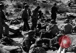 Standbild amerikanischer Soldaten in der Normandie beachhead Normandie Frankreich, 1944, aus Sekunde 61 historischem Filmmaterial Videoclip 65675049841
