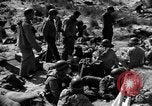 Standbild amerikanischer Soldaten in der Normandie beachhead Normandie Frankreich, 1944, aus Sekunde 62 historischem Filmmaterial Videoclip 65675049841