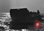 Image Les troupes américaines pratique des assauts amphibies à lieu non identifié Sands Angleterre L'Angleterre, 1944, de la seconde 26 séquences d'archives historiques vidéo 65675049844