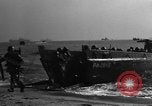 Image Les troupes américaines pratique des assauts amphibies à lieu non identifié Sands Angleterre L'Angleterre, 1944, de la seconde 41 séquences d'archives historiques vidéo 65675049844