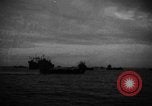Standbild United States Military Jeeps die an Bord eines Schiffes geladen europäische Theater, 1944, aus Sekunde 1 historischem Filmmaterial Videoclip 65675049849