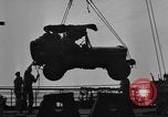 Standbild United States Military Jeeps die an Bord eines Schiffes geladen europäische Theater, 1944, aus Sekunde 10 historischem Filmmaterial Videoclip 65675049849