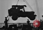 Standbild United States Military Jeeps die an Bord eines Schiffes geladen europäische Theater, 1944, aus Sekunde 12 historischem Filmmaterial Videoclip 65675049849