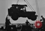 Standbild United States Military Jeeps die an Bord eines Schiffes geladen europäische Theater, 1944, aus Sekunde 13 historischem Filmmaterial Videoclip 65675049849