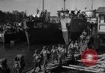 Standbild Landing Craft Infanterie Große offload amerikanischer Truppen in Weymouth England Weymouth England, 1944, aus Sekunde 9 historischem Filmmaterial Videoclip 65675049850