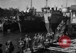 Standbild Landing Craft Infanterie Große offload amerikanischer Truppen in Weymouth England Weymouth England, 1944, aus Sekunde 10 historischem Filmmaterial Videoclip 65675049850