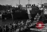 Standbild Landing Craft Infanterie Große offload amerikanischer Truppen in Weymouth England Weymouth England, 1944, aus Sekunde 11 historischem Filmmaterial Videoclip 65675049850
