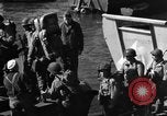 Standbild Landing Craft Infanterie Große offload amerikanischer Truppen in Weymouth England Weymouth England, 1944, aus Sekunde 12 historischem Filmmaterial Videoclip 65675049850