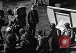 Standbild Landing Craft Infanterie Große offload amerikanischer Truppen in Weymouth England Weymouth England, 1944, aus Sekunde 13 historischem Filmmaterial Videoclip 65675049850