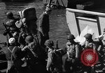 Standbild Landing Craft Infanterie Große offload amerikanischer Truppen in Weymouth England Weymouth England, 1944, aus Sekunde 14 historischem Filmmaterial Videoclip 65675049850