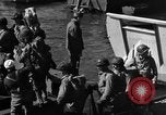 Standbild Landing Craft Infanterie Große offload amerikanischer Truppen in Weymouth England Weymouth England, 1944, aus Sekunde 16 historischem Filmmaterial Videoclip 65675049850