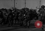 Standbild Landing Craft Infanterie Große offload amerikanischer Truppen in Weymouth England Weymouth England, 1944, aus Sekunde 17 historischem Filmmaterial Videoclip 65675049850
