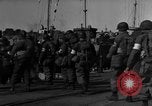 Standbild Landing Craft Infanterie Große offload amerikanischer Truppen in Weymouth England Weymouth England, 1944, aus Sekunde 18 historischem Filmmaterial Videoclip 65675049850