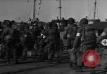 Standbild Landing Craft Infanterie Große offload amerikanischer Truppen in Weymouth England Weymouth England, 1944, aus Sekunde 19 historischem Filmmaterial Videoclip 65675049850