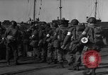 Standbild Landing Craft Infanterie Große offload amerikanischer Truppen in Weymouth England Weymouth England, 1944, aus Sekunde 20 historischem Filmmaterial Videoclip 65675049850