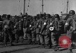 Standbild Landing Craft Infanterie Große offload amerikanischer Truppen in Weymouth England Weymouth England, 1944, aus Sekunde 21 historischem Filmmaterial Videoclip 65675049850