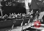 Standbild Landing Craft Infanterie Große offload amerikanischer Truppen in Weymouth England Weymouth England, 1944, aus Sekunde 22 historischem Filmmaterial Videoclip 65675049850