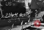 Standbild Landing Craft Infanterie Große offload amerikanischer Truppen in Weymouth England Weymouth England, 1944, aus Sekunde 24 historischem Filmmaterial Videoclip 65675049850