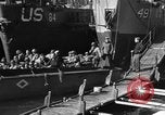 Standbild Landing Craft Infanterie Große offload amerikanischer Truppen in Weymouth England Weymouth England, 1944, aus Sekunde 25 historischem Filmmaterial Videoclip 65675049850