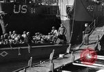 Standbild Landing Craft Infanterie Große offload amerikanischer Truppen in Weymouth England Weymouth England, 1944, aus Sekunde 26 historischem Filmmaterial Videoclip 65675049850