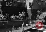 Standbild Landing Craft Infanterie Große offload amerikanischer Truppen in Weymouth England Weymouth England, 1944, aus Sekunde 27 historischem Filmmaterial Videoclip 65675049850