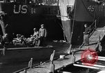 Standbild Landing Craft Infanterie Große offload amerikanischer Truppen in Weymouth England Weymouth England, 1944, aus Sekunde 28 historischem Filmmaterial Videoclip 65675049850