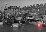 Standbild Landing Craft Infanterie Große offload amerikanischer Truppen in Weymouth England Weymouth England, 1944, aus Sekunde 31 historischem Filmmaterial Videoclip 65675049850