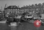 Standbild Landing Craft Infanterie Große offload amerikanischer Truppen in Weymouth England Weymouth England, 1944, aus Sekunde 32 historischem Filmmaterial Videoclip 65675049850