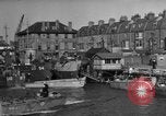 Standbild Landing Craft Infanterie Große offload amerikanischer Truppen in Weymouth England Weymouth England, 1944, aus Sekunde 37 historischem Filmmaterial Videoclip 65675049850