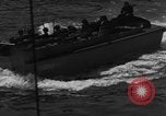 Standbild Landing Craft Infanterie Große offload amerikanischer Truppen in Weymouth England Weymouth England, 1944, aus Sekunde 44 historischem Filmmaterial Videoclip 65675049850