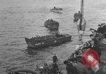 Standbild Landing Craft Infanterie Große offload amerikanischer Truppen in Weymouth England Weymouth England, 1944, aus Sekunde 47 historischem Filmmaterial Videoclip 65675049850