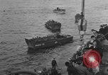 Standbild Landing Craft Infanterie Große offload amerikanischer Truppen in Weymouth England Weymouth England, 1944, aus Sekunde 48 historischem Filmmaterial Videoclip 65675049850