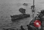 Standbild Landing Craft Infanterie Große offload amerikanischer Truppen in Weymouth England Weymouth England, 1944, aus Sekunde 49 historischem Filmmaterial Videoclip 65675049850