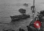 Standbild Landing Craft Infanterie Große offload amerikanischer Truppen in Weymouth England Weymouth England, 1944, aus Sekunde 50 historischem Filmmaterial Videoclip 65675049850