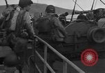 Standbild Landing Craft Infanterie Große offload amerikanischer Truppen in Weymouth England Weymouth England, 1944, aus Sekunde 53 historischem Filmmaterial Videoclip 65675049850