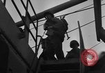 Standbild Landing Craft Infanterie Große offload amerikanischer Truppen in Weymouth England Weymouth England, 1944, aus Sekunde 55 historischem Filmmaterial Videoclip 65675049850