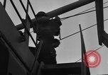 Standbild Landing Craft Infanterie Große offload amerikanischer Truppen in Weymouth England Weymouth England, 1944, aus Sekunde 57 historischem Filmmaterial Videoclip 65675049850