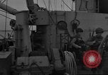 Standbild Landing Craft Infanterie Große offload amerikanischer Truppen in Weymouth England Weymouth England, 1944, aus Sekunde 61 historischem Filmmaterial Videoclip 65675049850