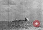 Standbild Achse Kriegsschiffe Angriff Alllied Konvoi Mittelmeer, 1939, aus Sekunde 18 historischem Filmmaterial Videoclip 65675049874