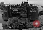 Standbild Landing Craft Tank Frankreich, 1944, aus Sekunde 17 historischem Filmmaterial Videoclip 65675049886