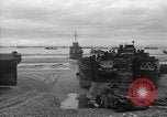 Standbild Landing Craft Tank Frankreich, 1944, aus Sekunde 22 historischem Filmmaterial Videoclip 65675049886