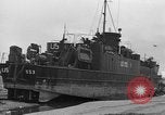 Standbild Landing Craft Tank Frankreich, 1944, aus Sekunde 32 historischem Filmmaterial Videoclip 65675049886