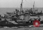 Standbild britischen Zerstörer französischen Küste, 1944, aus Sekunde 17 historischem Filmmaterial Videoclip 65675049892