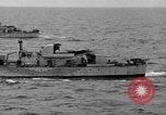 Standbild britischen Zerstörer französischen Küste, 1944, aus Sekunde 26 historischem Filmmaterial Videoclip 65675049892