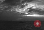 Standbild britischen Zerstörer französischen Küste, 1944, aus Sekunde 31 historischem Filmmaterial Videoclip 65675049892