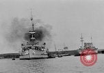 Standbild Weihnachten Flotte überprüfen New York City USA, 1918, aus Sekunde 37 historischem Filmmaterial Videoclip 65675049927