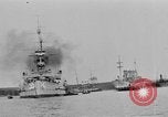 Standbild Weihnachten Flotte überprüfen New York City USA, 1918, aus Sekunde 40 historischem Filmmaterial Videoclip 65675049927