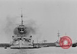 Standbild Weihnachten Flotte überprüfen New York City USA, 1918, aus Sekunde 51 historischem Filmmaterial Videoclip 65675049927