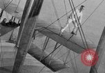 Image Wilbur Wright dans le modèle un flyer et post barstormers Première Guerre Mondiale United States USA, 1919, de la seconde 17 séquences d'archives historiques vidéo 65675049967